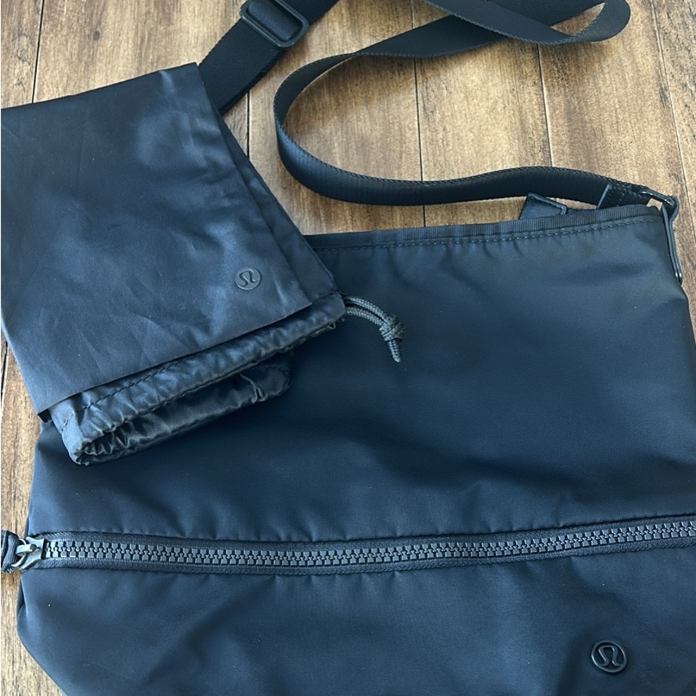 lululemon athletica crossbody bag